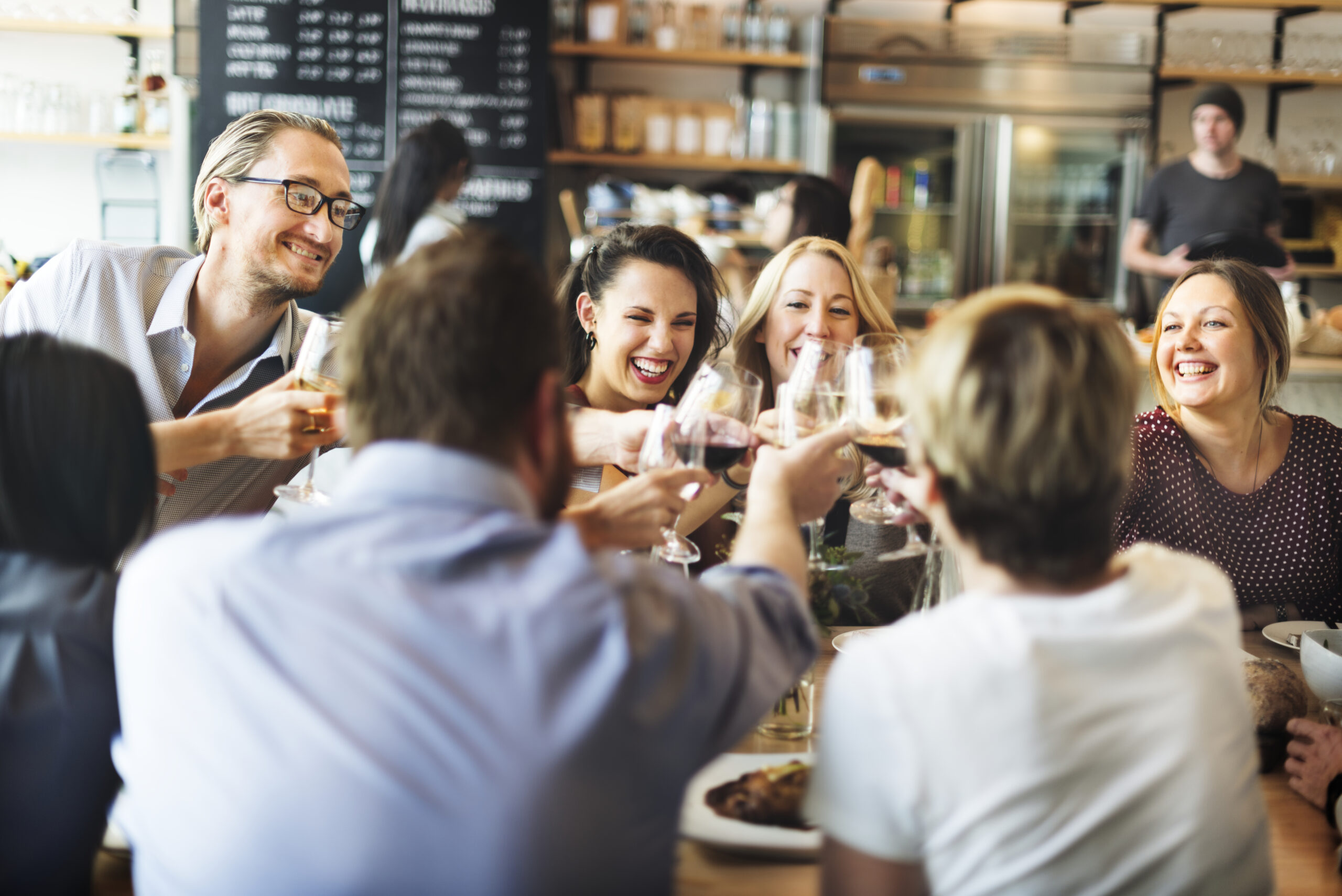 Restaurantgäste unterschiedlichen Alters und Herkunft genießen ihre Mahlzeit – Analyse und Segmentierung der Gastronomie Zielgruppe.